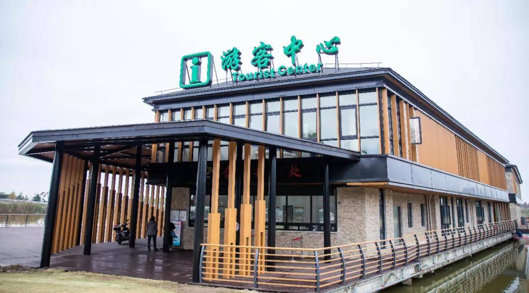 在基础设施改造中采用仿木结构,与景区历史风貌相吻合,内部设有服务台