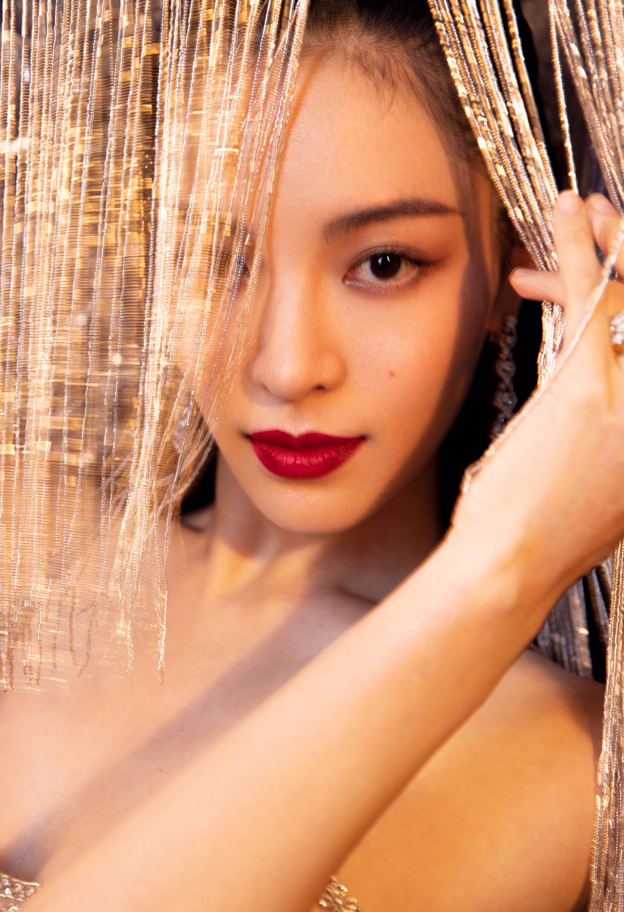 钟楚曦的礼服造型被网友戏称"定海神针",一席流苏礼服,超惊艳_手机