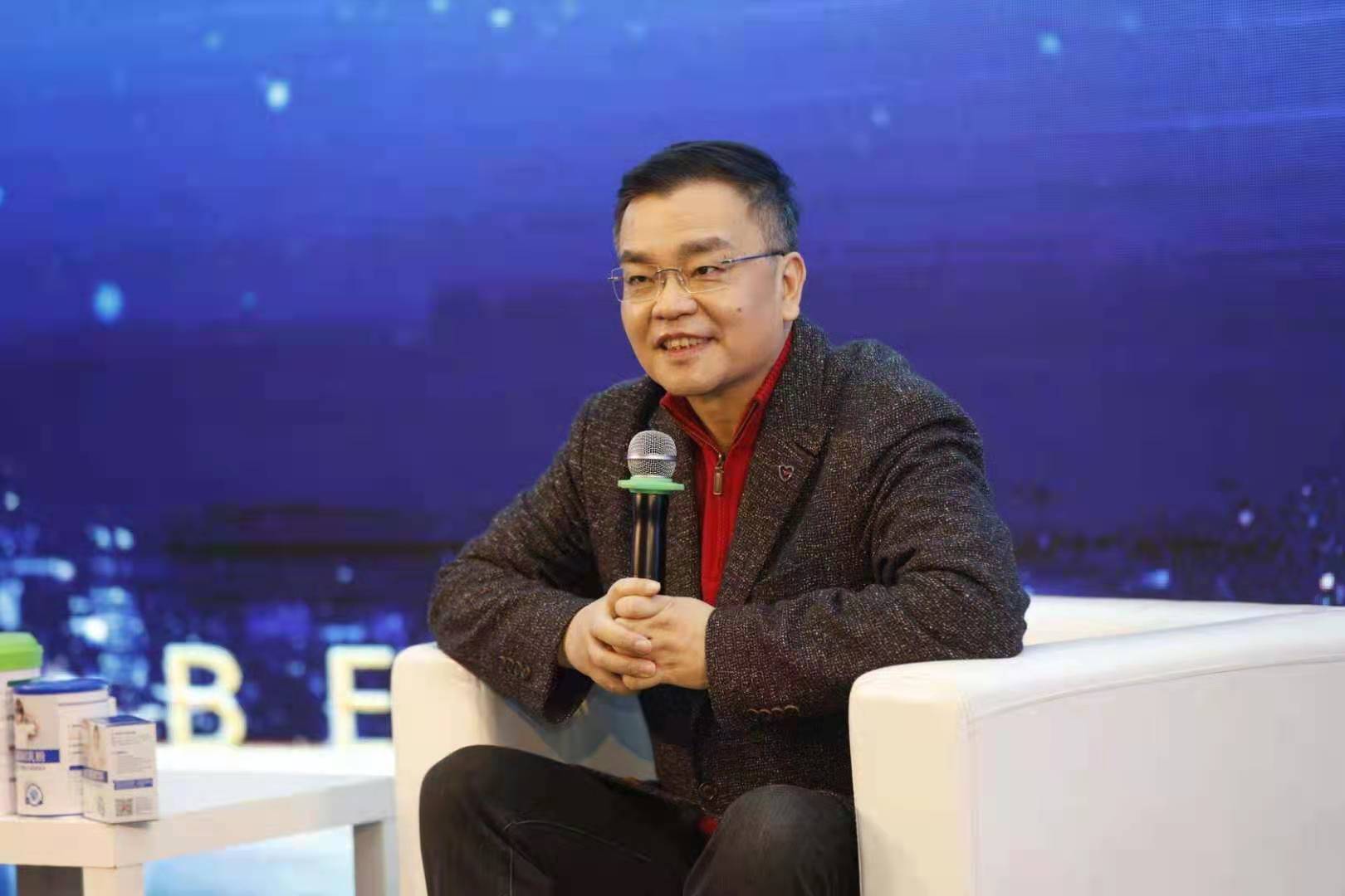 排队签到,争相提问,全程记录……这场育儿讲座有点火_谢宏