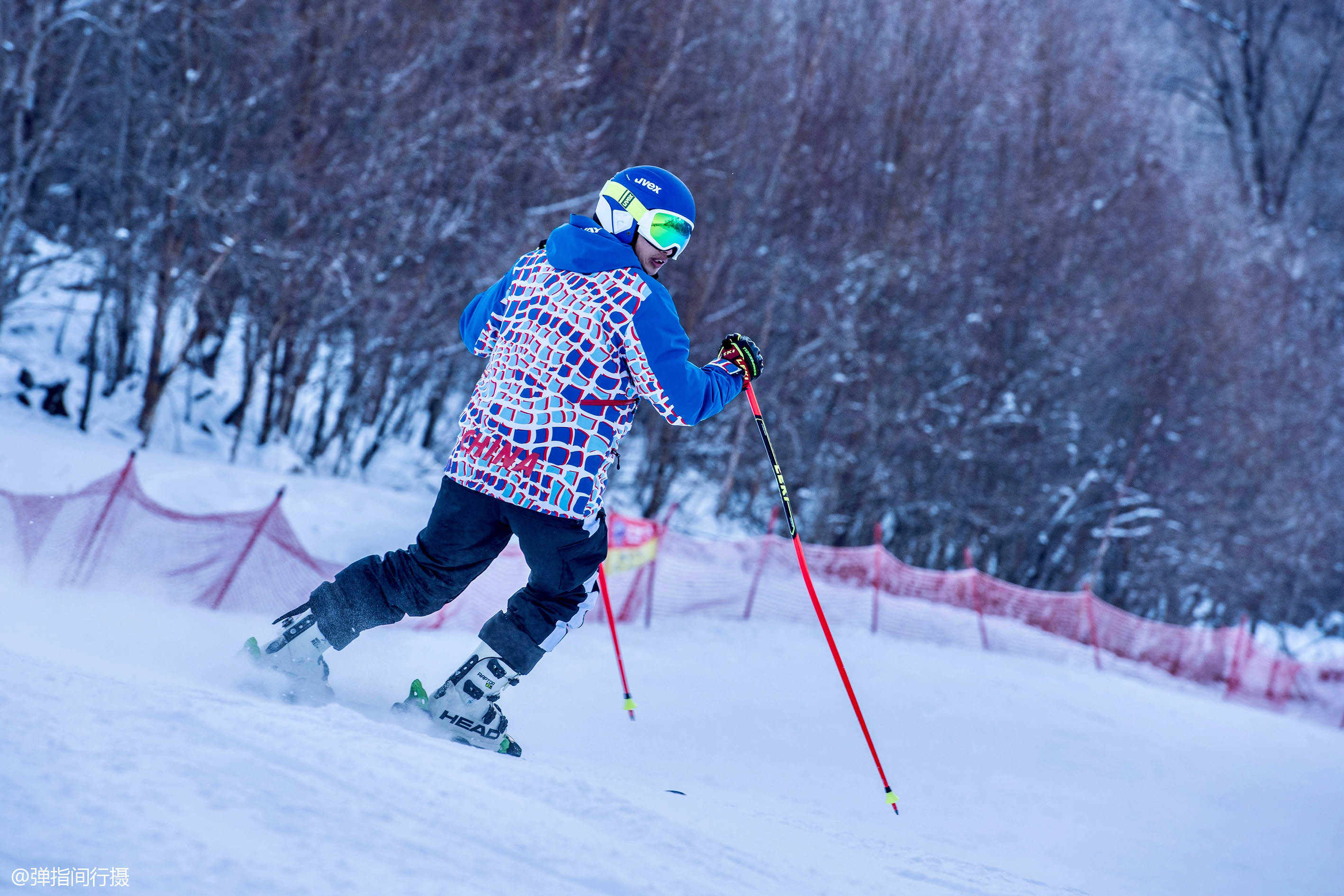 石京龙滑雪场采用国际先进的造雪设备，雪道宽敞，场内设有一条双人吊椅式缆车，四条拖牵式缆车，每小时可运送600名滑雪者上山。