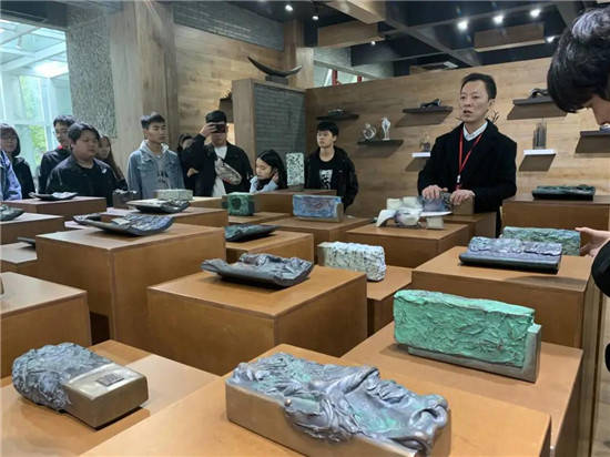 八年里,课程得到许燎源现代设计艺术博物馆,杨莉尔倩漆器工作室,廖奥