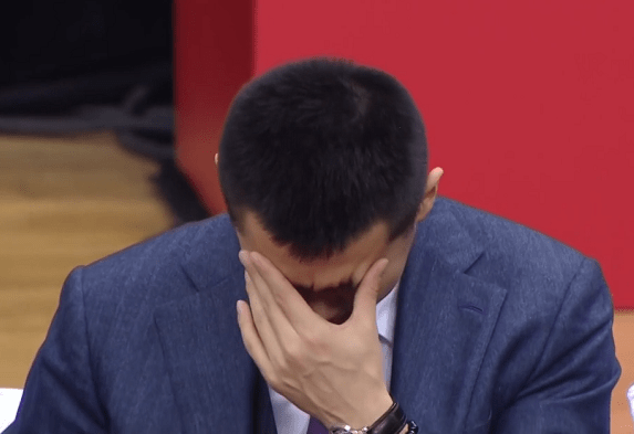 0分6犯!朱荣振仅打8分钟被罚下,杨鸣摇头苦笑,换高诗岩亏大了