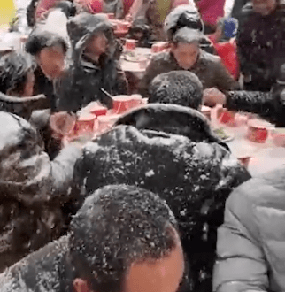 婚宴现场下起大雪,宾客淡定雪中吃席_酒席