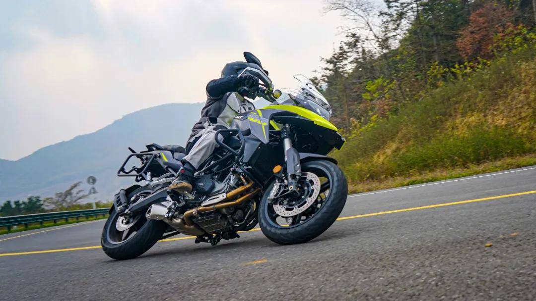 胖虎测评骁500拉力车的舒适融合街车的操控中排量旅行车新性价比之王