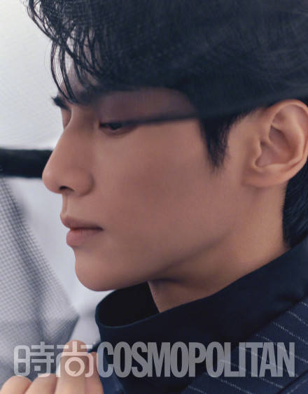 罗云熙13月刊封面,复古墨色花间尽显文艺典雅,侧颜超绝