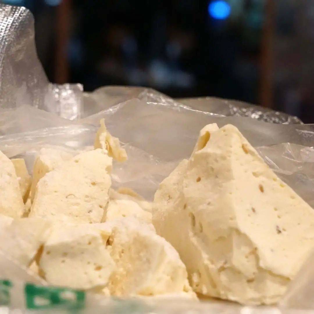 或者背个背篓,边走边叮叮当地敲,叮叮当,叮叮当;不过,现在的叮叮糖