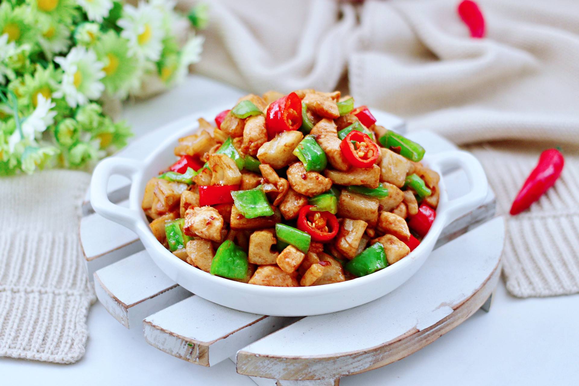 而鸡胸肉就不用多说了,其中油脂含量极低,而且含丰富的蛋白质和营养