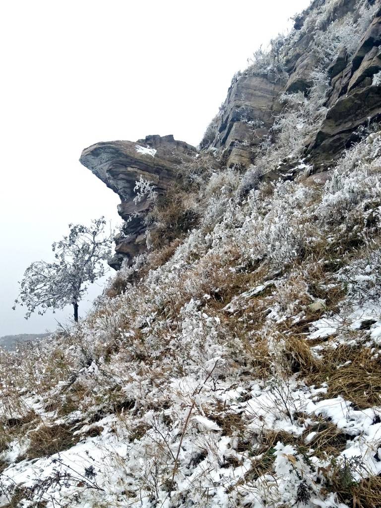 初雪后的方城县小顶山