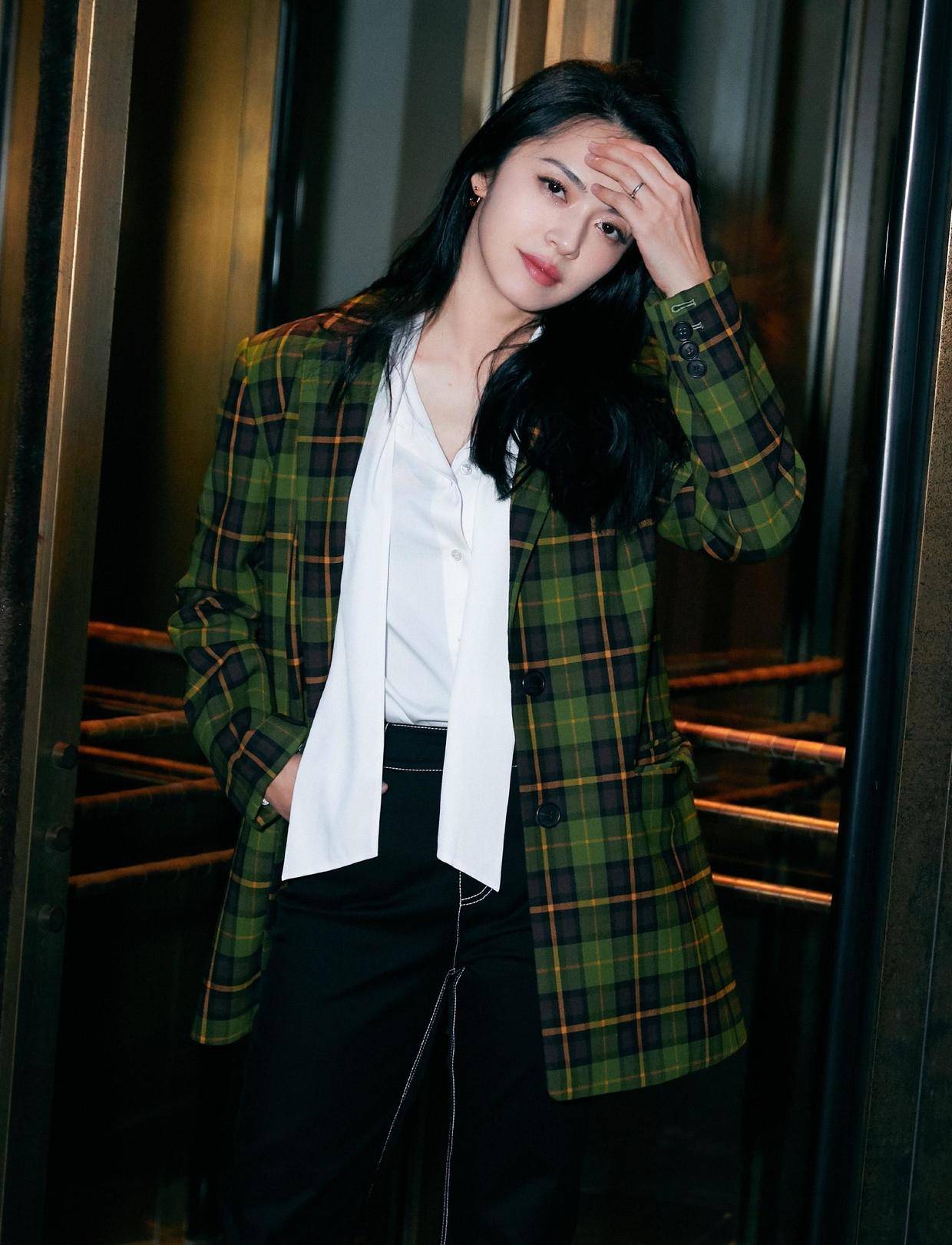 姚晨走机场气质真好卫衣搭配喇叭裤潇洒随性简约却有高级感