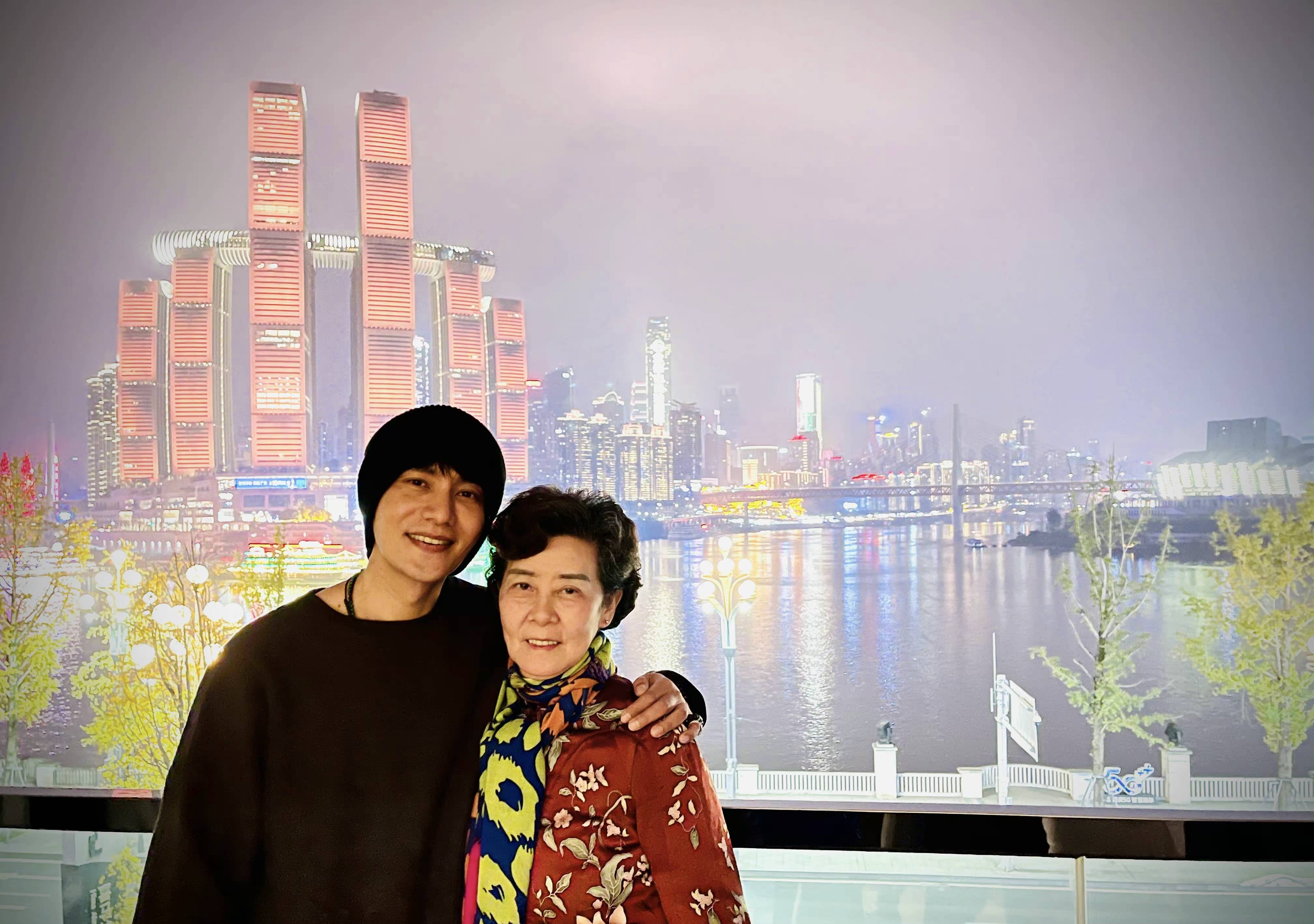 陈坤带妈妈回老家探亲,温馨合影暴露全家颜值,都吃了防腐剂?