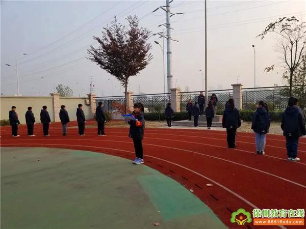 徐州市梅园小学开展交通安全日宣传活动