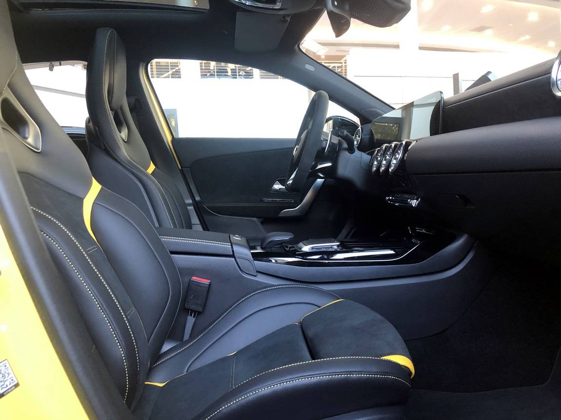 1/ 12 车辆型号:a45 amg, 颜色内饰:炽夏黄/黑内 ,引擎参数:2.