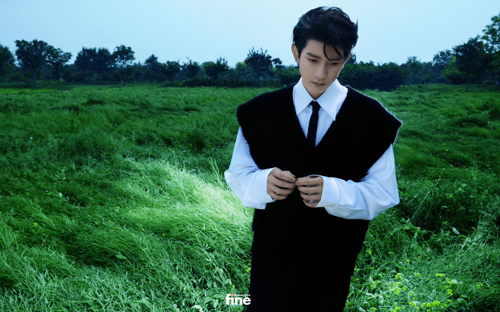 成熟又不失少年感王源用不同造型展现多面时尚