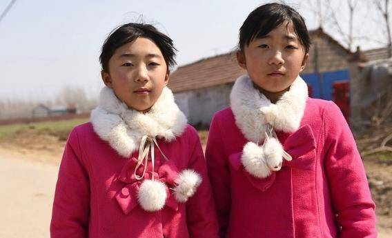 40岁高龄双胞胎妈妈又怀双胞胎孩子出生后爸爸却跪地痛哭