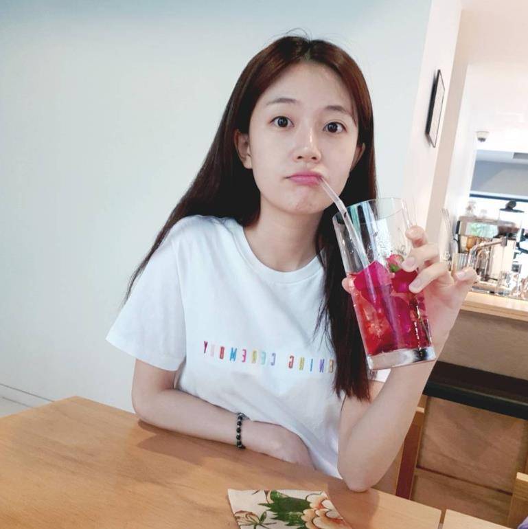 原创清纯美女白珍熙撬走尹贤敏相恋四年男方攒钱只为娶她过门