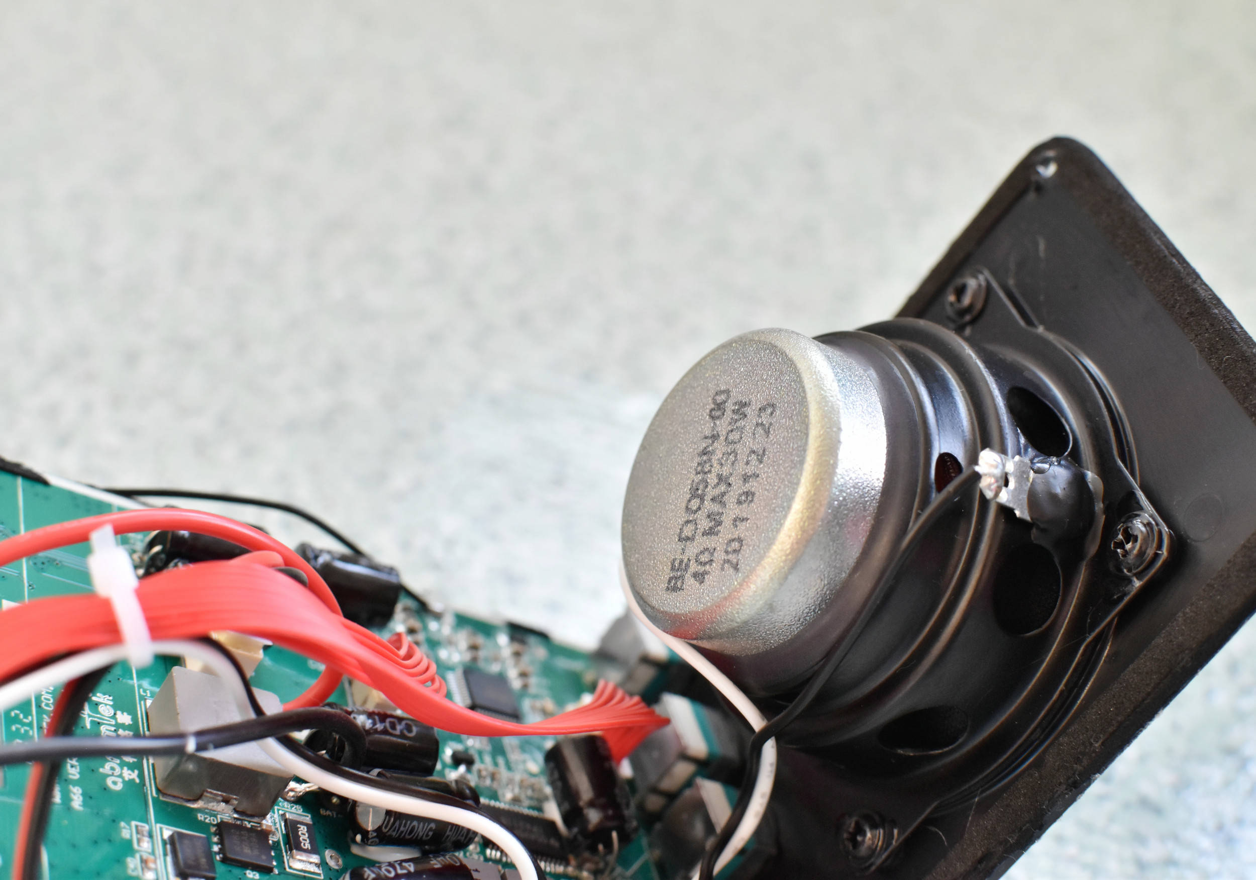 艾特铭客金刚6蓝牙音箱拆解,豪华堆料揭开小身材迸发大声场之谜