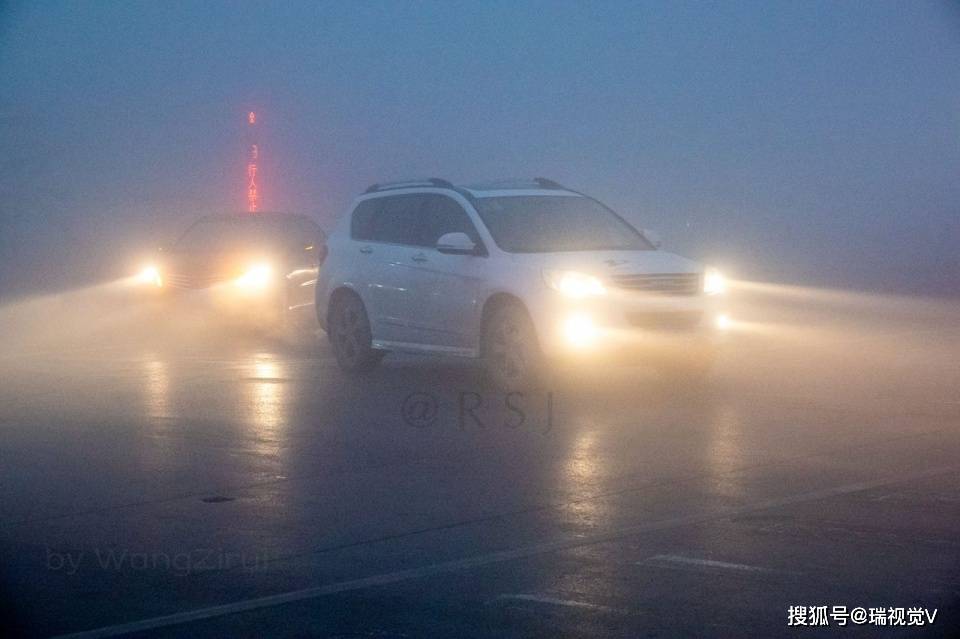 入冬第一场大雾:早晨能见度不足百米,打开车灯,缓慢前行
