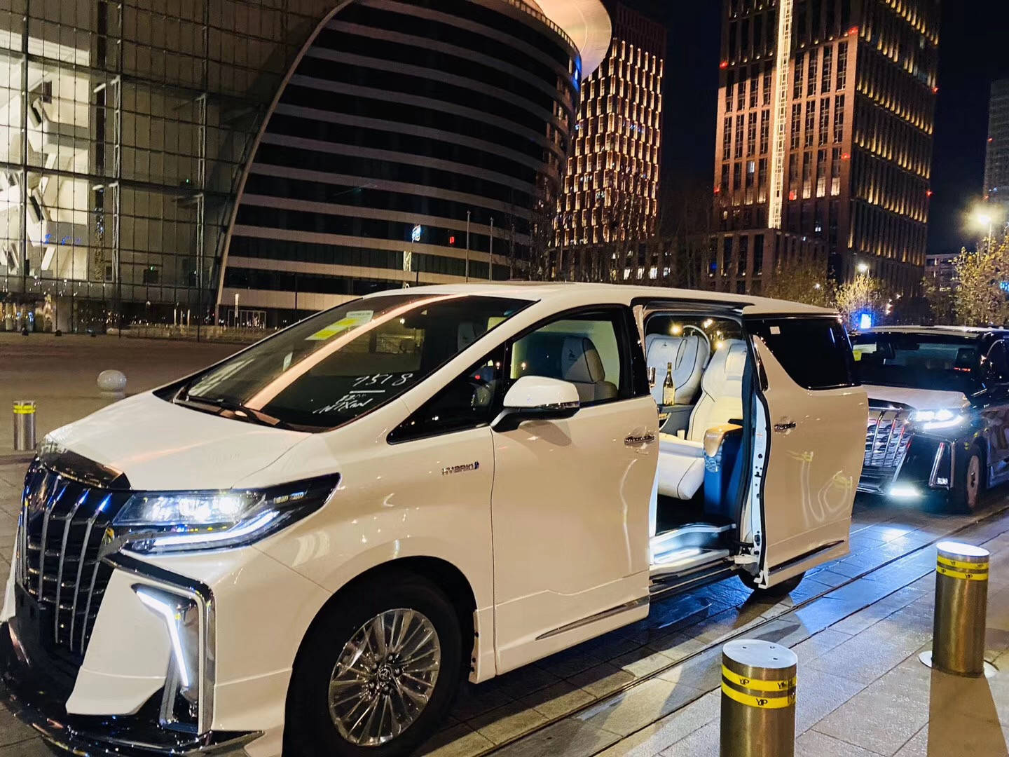 2020款丰田埃尔法顶配商务车最低价售全国