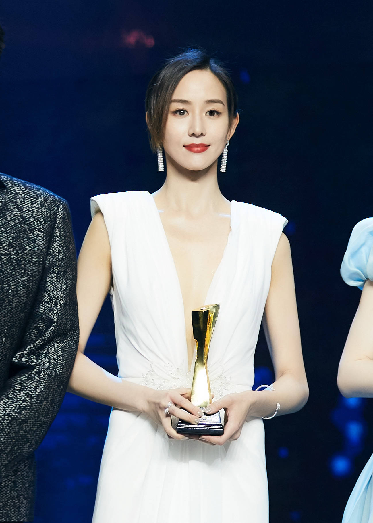 张钧甯获年度公益人物步履不停传递爱心