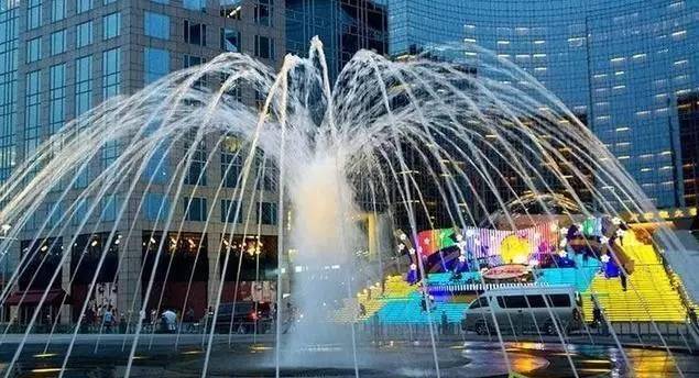 "《失恋33天》里,黄小仙在东方广场的喷泉前,体味了一把逝去的爱情.