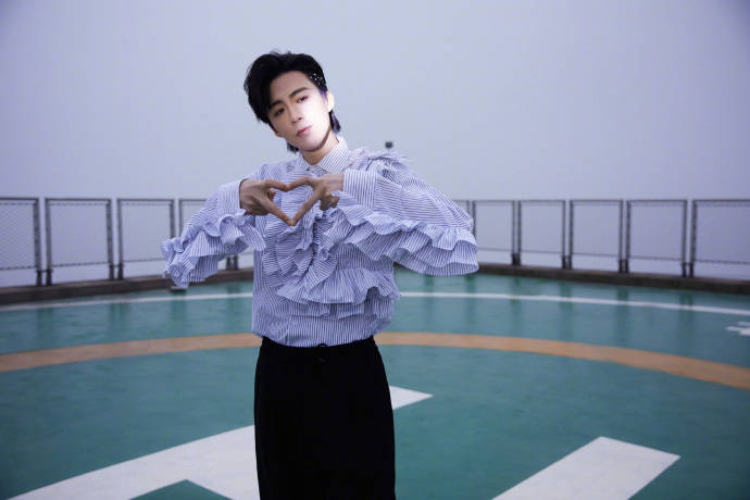 独特设计彰显时尚张力,水滴发型令人眼前一亮,贵气十足