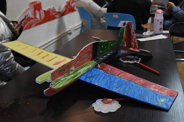 绘精彩 更潮美 ——太行&炫飞航模社共同开展diy手绘涂鸦活动_手机