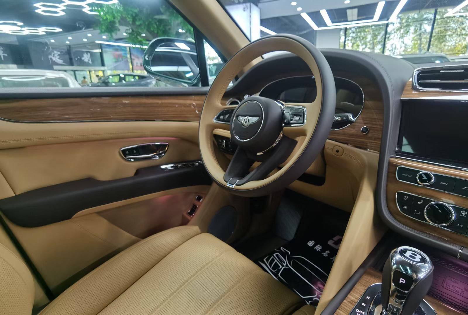 2020款宾利添越上市 内饰时尚奢华超出想象