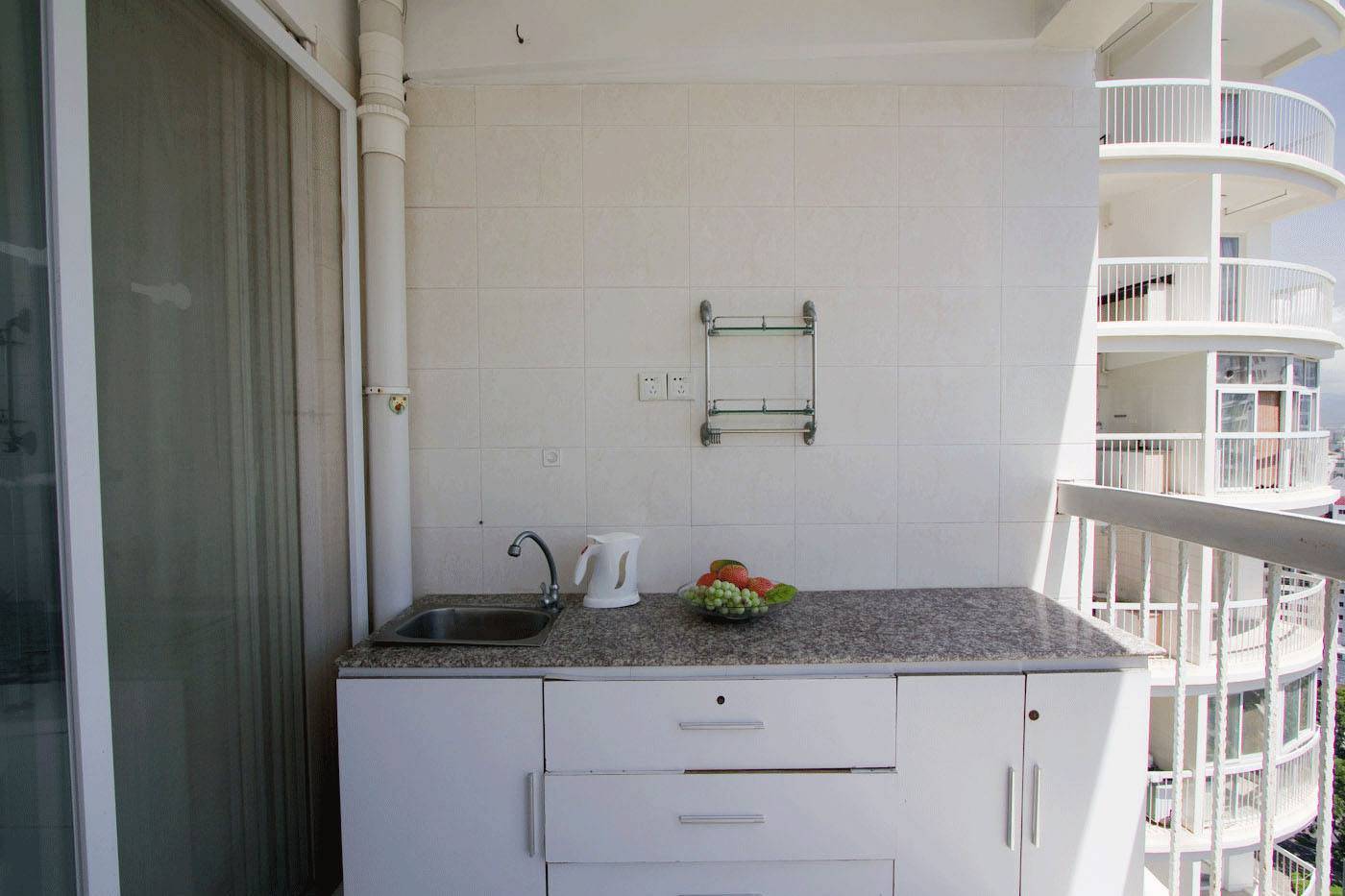 越来越多人不在阳台晒衣服都把阳台改成厨房实在太聪明了