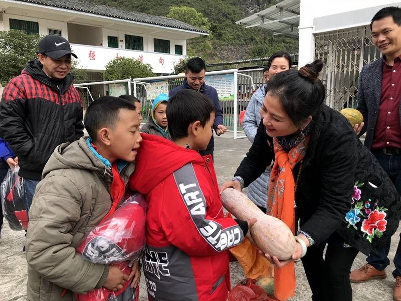 原来,这是该村驻村第一书记温明余邀请桂林市观赏石协会会长陈实,党