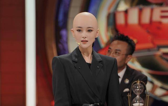 张馨予做大胆尝试,光头造型亮相《火星情报局》,自称:一颗卤蛋_手机