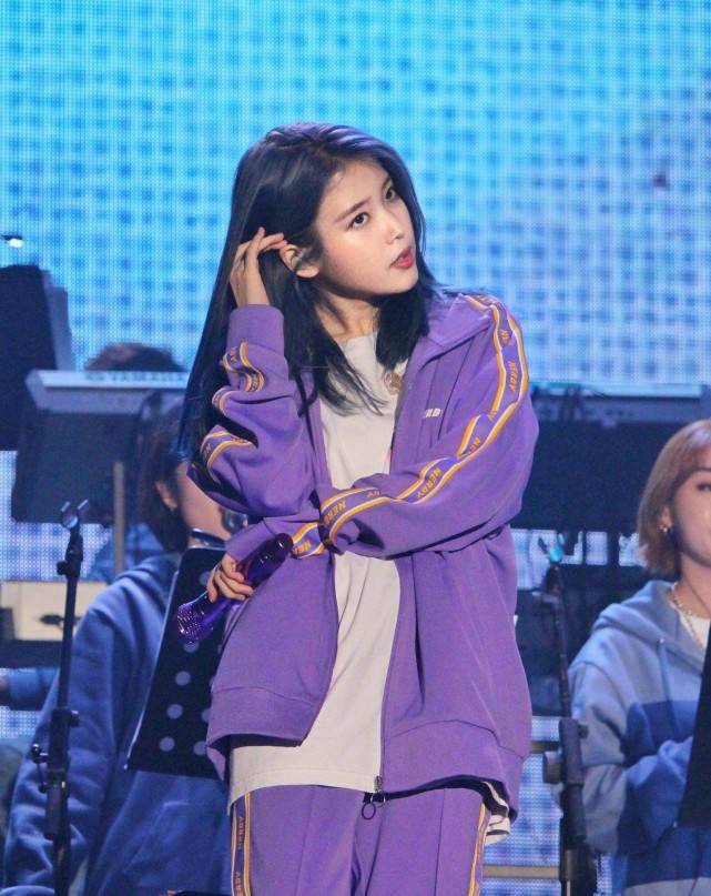 蓝发iu好漂亮穿紫色运动服唱歌休闲大方果然颜值高穿啥都美