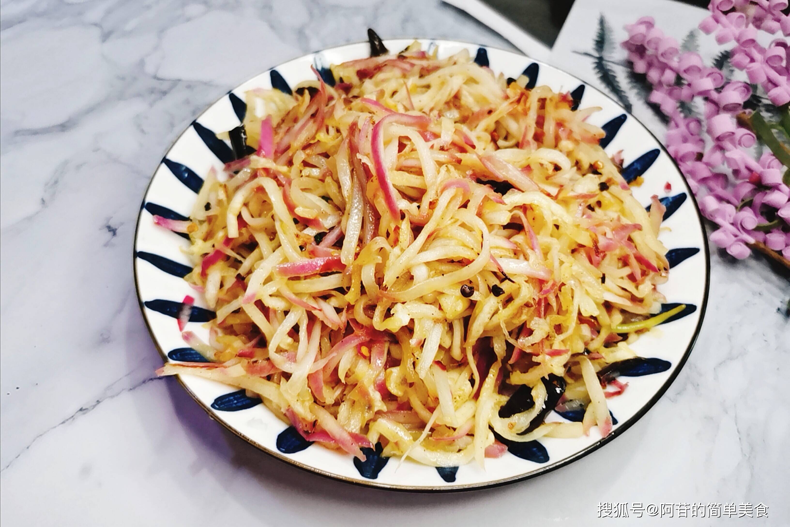 今天给大家推荐一道好吃的炝炒水萝卜.尤其推荐冷吃,又香又脆.