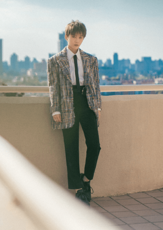 刘雨昕的"中性风"穿搭备受喜爱,穿粉色西服套装,又甜又酷_黑色