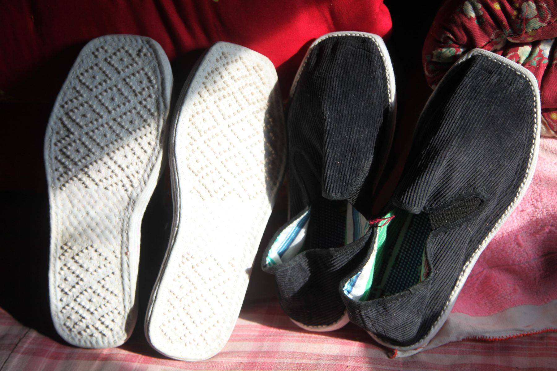 河南6旬农民大姐,做出120双布鞋2万元不卖,要留给想给的人