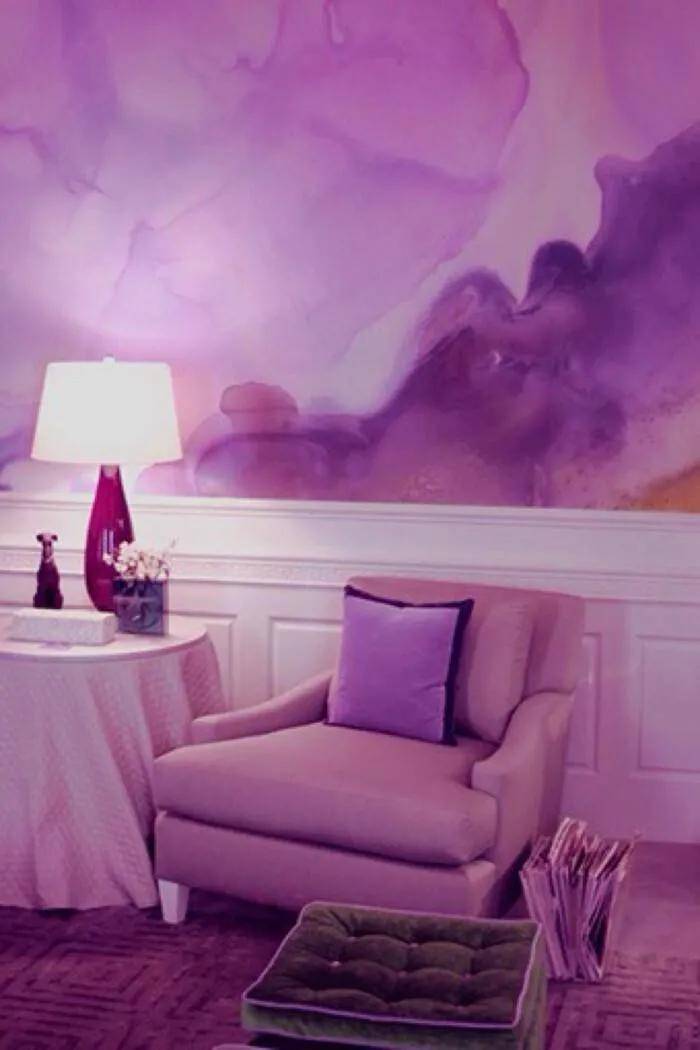 紫色不但有粉红色的浪漫,还能营造出神秘,独特,耐人寻味的空间调性.