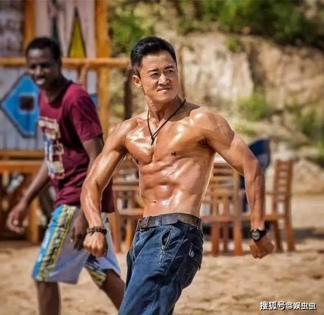 不愧是吴京儿子6岁吴所谓背影照手臂肌肉惊人