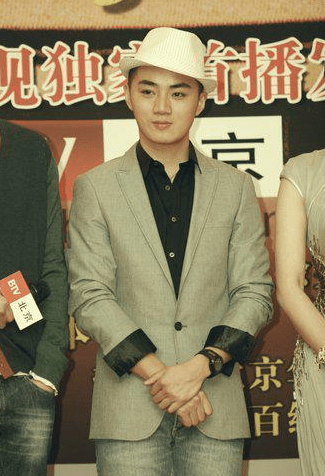 余少群:27岁因梅兰芳爆红,却无好剧可演,39岁的他现状如何