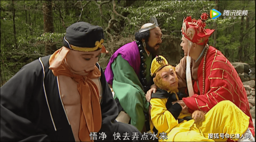 电视剧中,唐僧师徒路遇强盗,孙悟空被他们绑在了树上,留下与一伙强盗