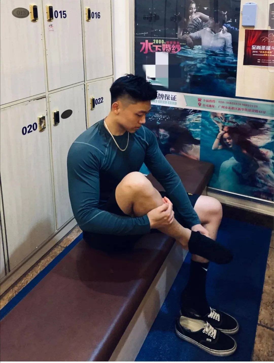 因一张更衣室照片传遍网络,184cm的大长腿空少身材太可了