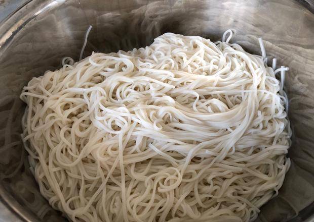 5口之家21天没出门,早餐煮一锅烂面条晒朋友圈,朋友:土豪_手机搜狐网