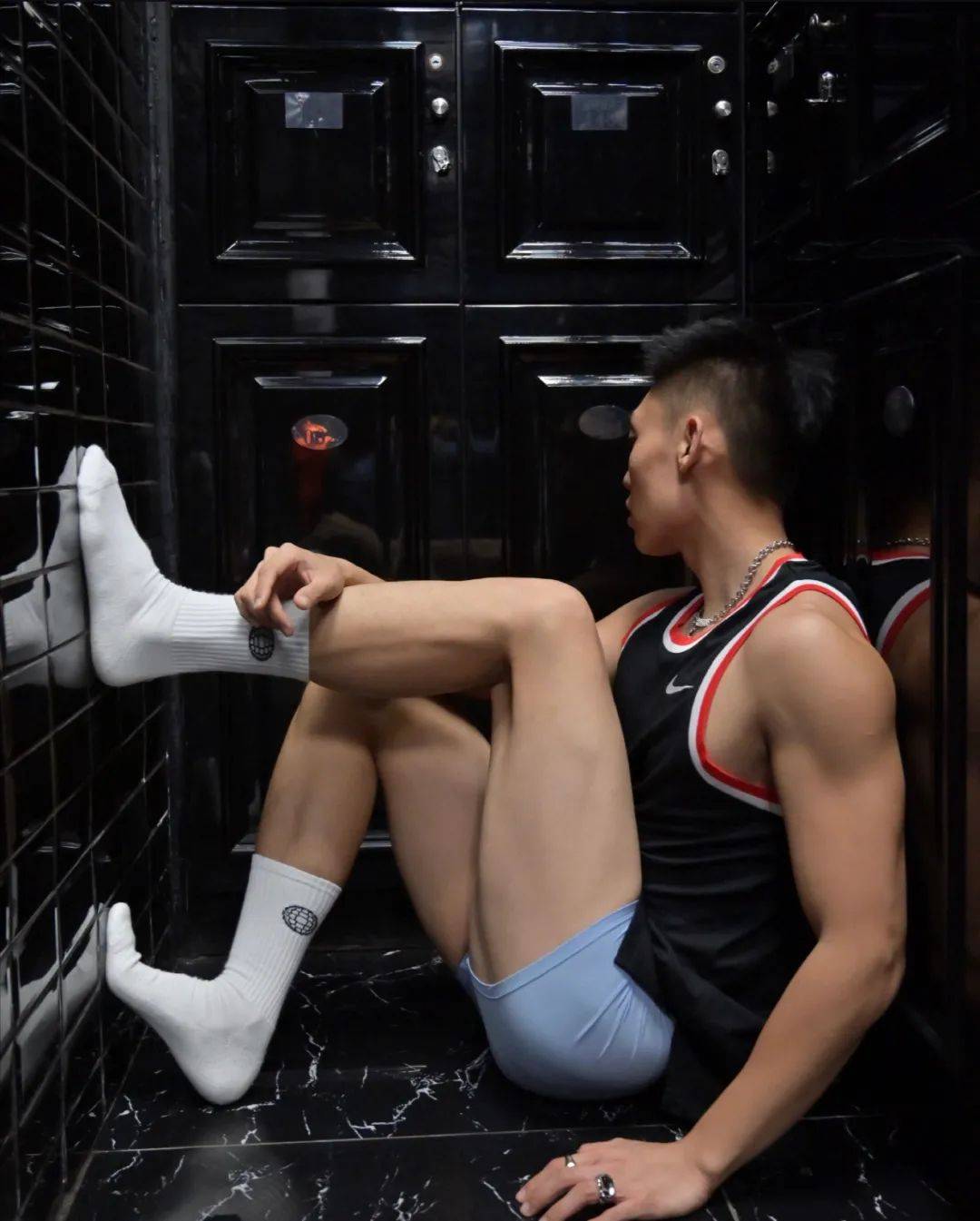 因一张更衣室照片传遍网络,184cm的大长腿空少身材太可了