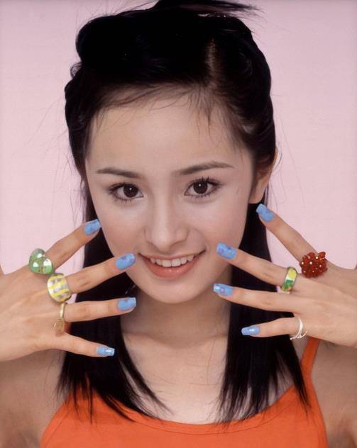 原创杨幂的眼睛灵气十足不愧是内娱小狐狸曾自曝用两万块眼霜保养