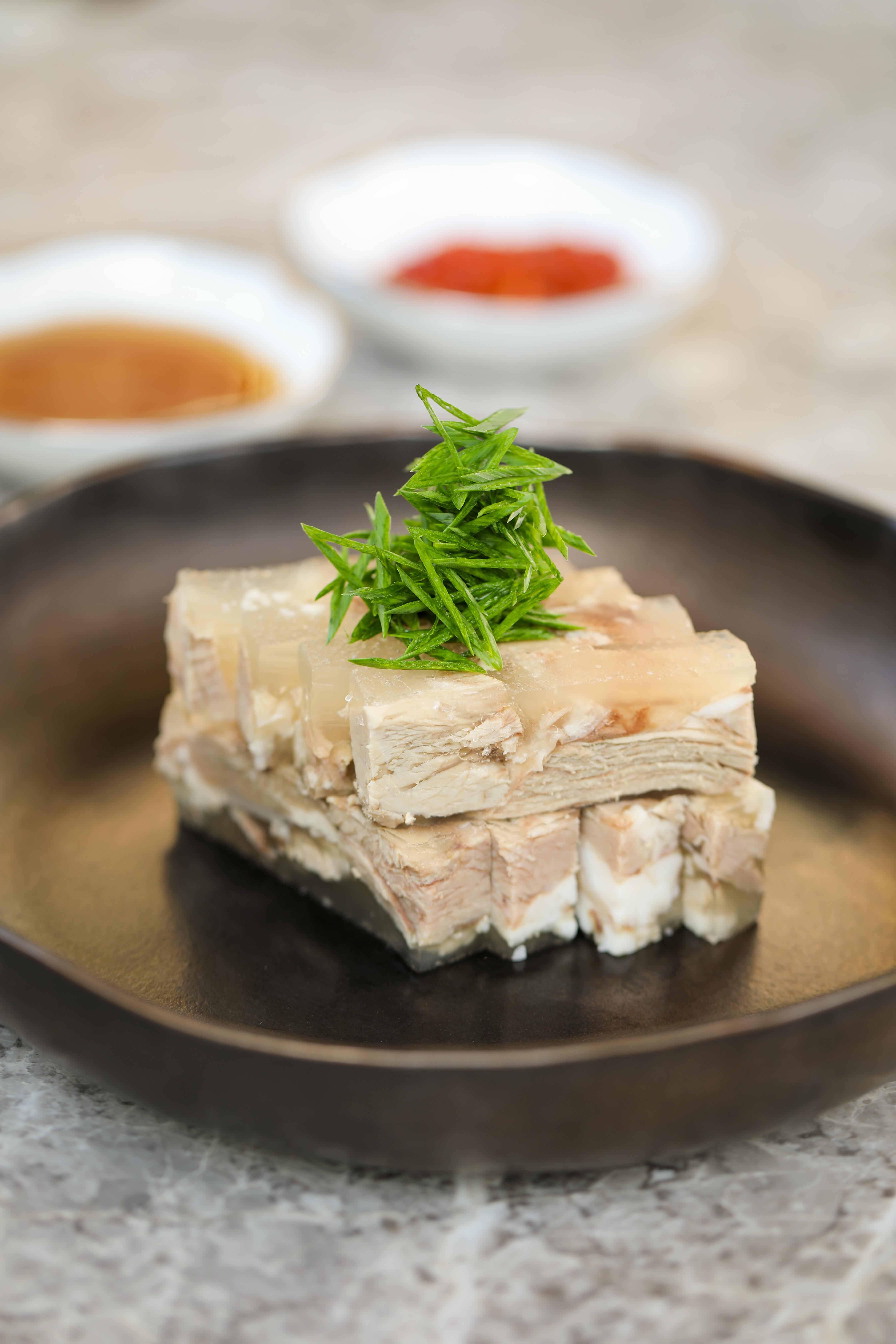 冻羊糕为苏州特色美食,做法极为讲究,虞师傅甄选山东羊肉,经"出水"(在