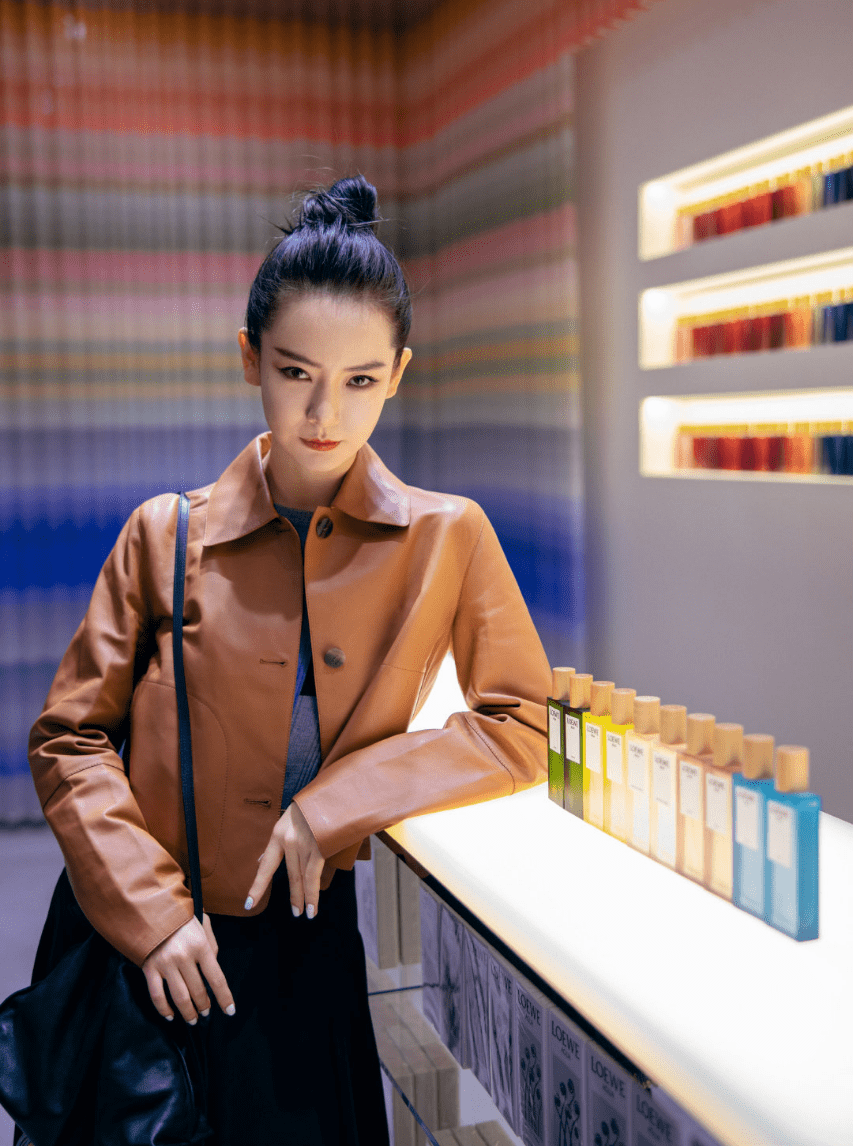 穿皮衣搭不规则长裙,扎丸子头气场超强_手机搜狐网