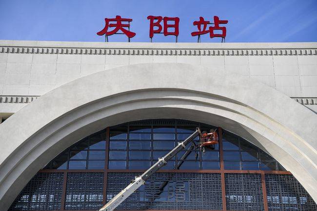新华社记者 冯开华 摄这是12月14日拍摄的银西高铁环县站(无人机照片)