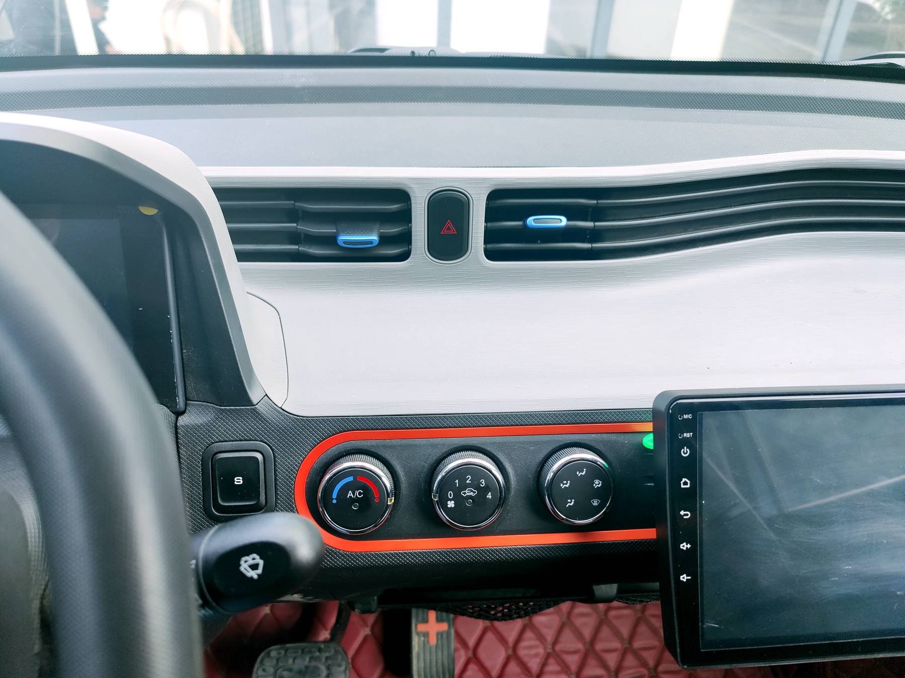 需要注意的是,五菱宏光mini ev全系都没有提供中控屏,小号撩车在4s店