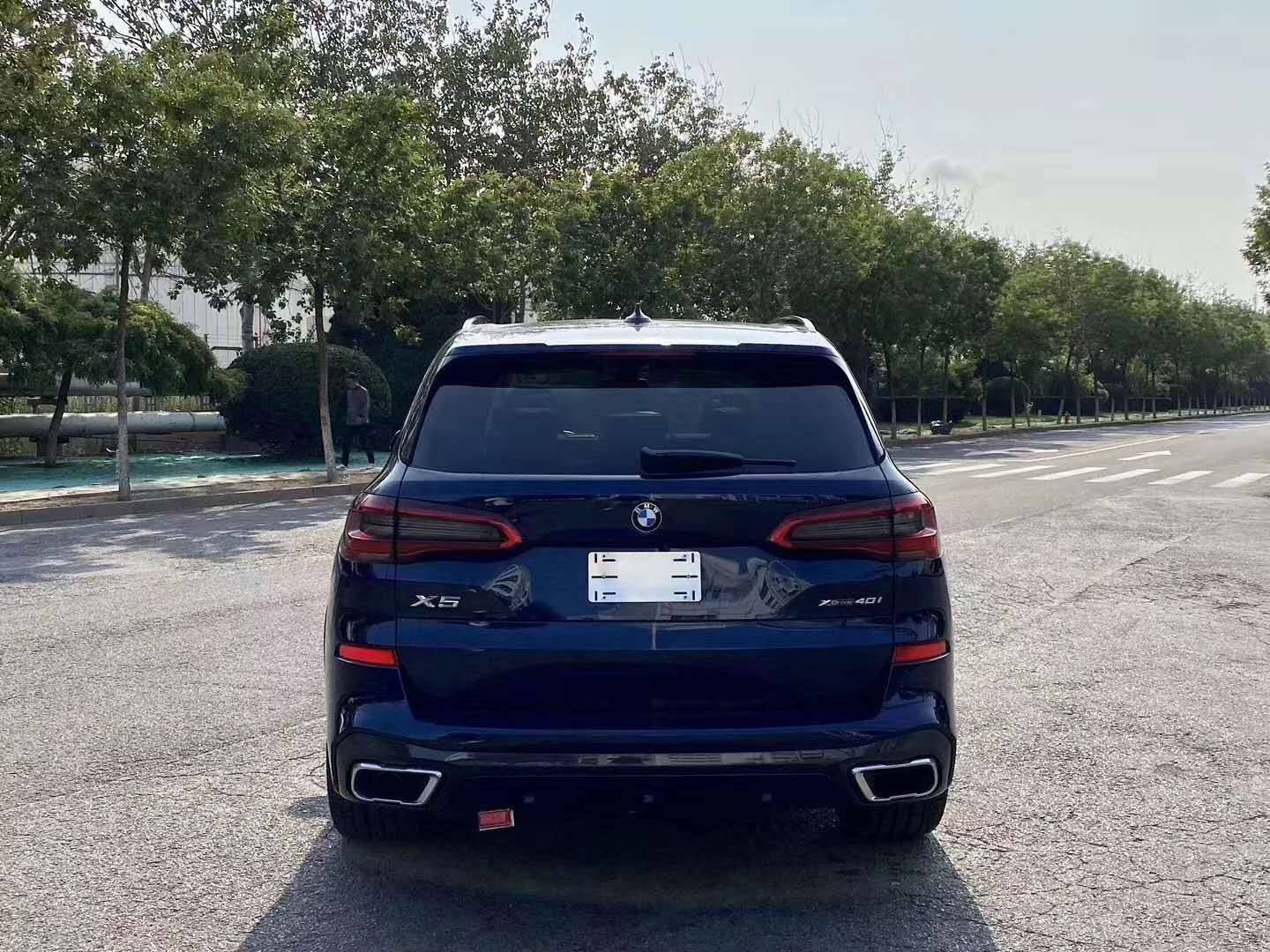 2020款宝马x5(参数|图片) 在尺寸上较现款也有着不小的差别,长宽高相