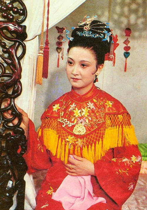 婚后的迎春过得并不好,丈夫欺负她,她自然也回家跟家人倾诉,结果她们