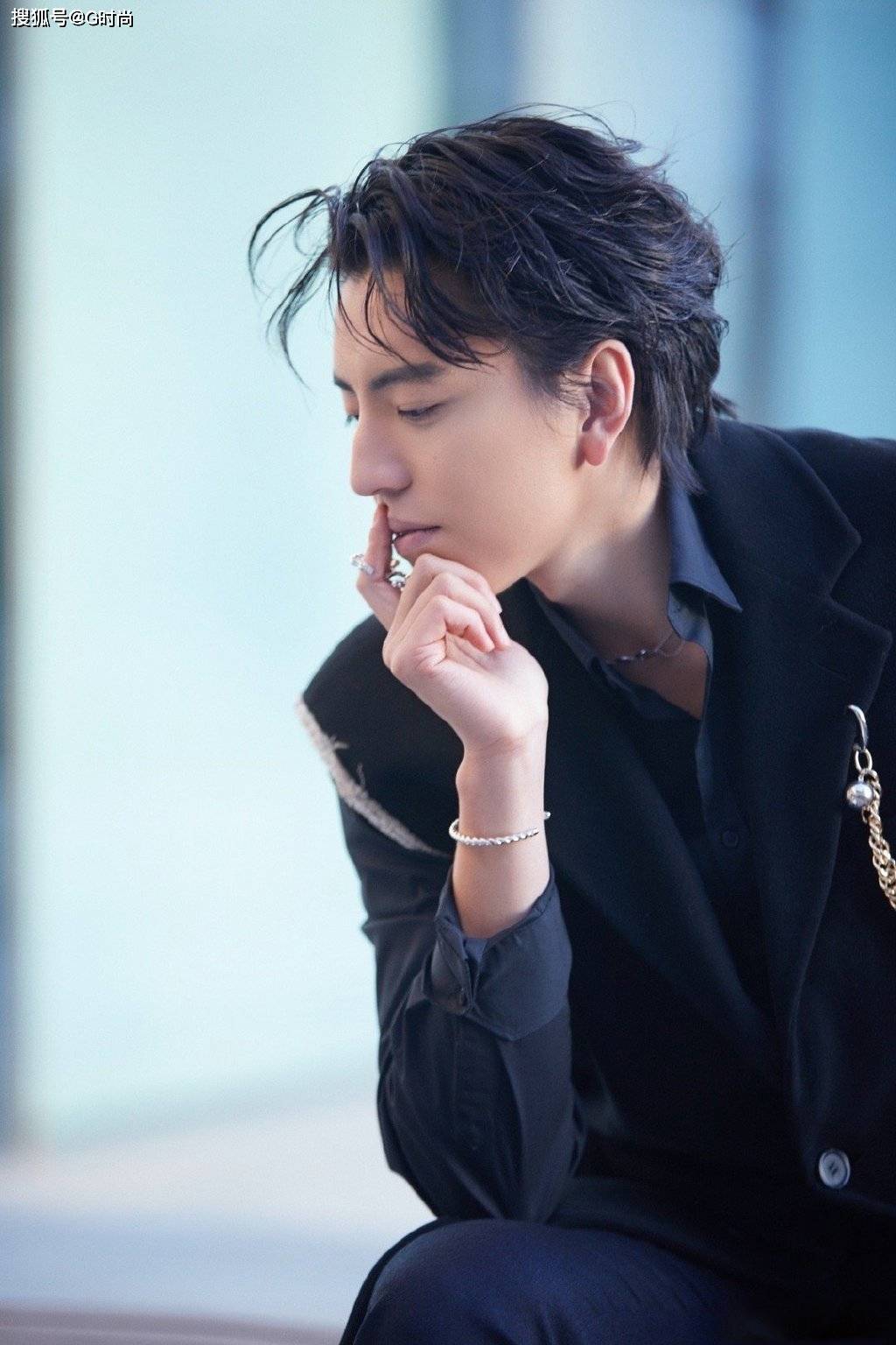 王大陆身穿黑色解构式西服,搭配手链改造的胸针