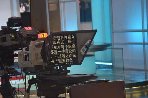 为什么新闻联播的主持人不低头念稿难道都背下来了